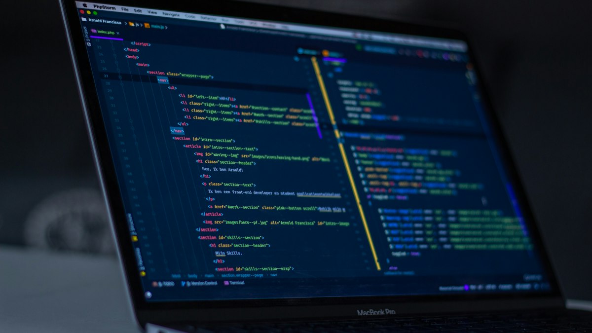 Clean code architecture and structured URL routing in code editor